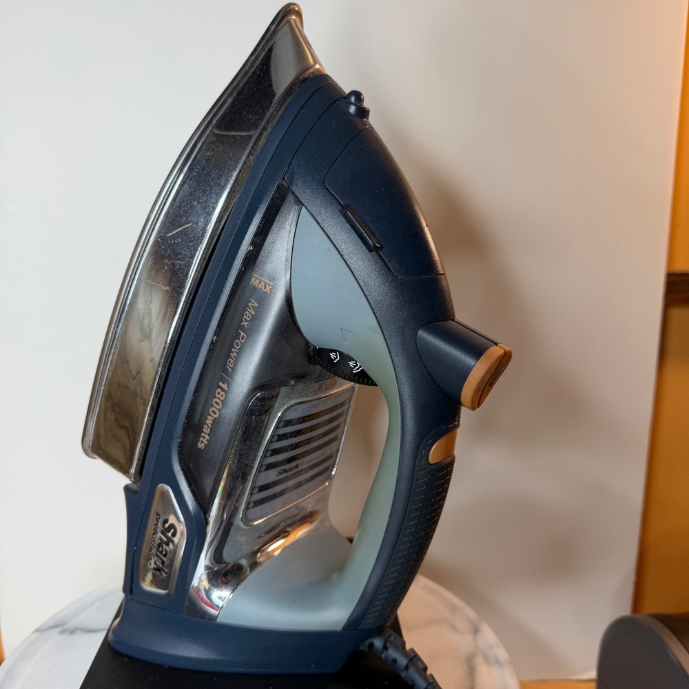 Shark Professional 1800W Steam Iron Stainless Steel Soleplate Navy GI405-30
